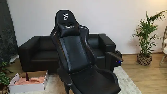 Snapshot of AmazingCurvy chatting on March 2025 10:38:01 PM AmazingCurvy online show from March 2025 10:38:01 PM