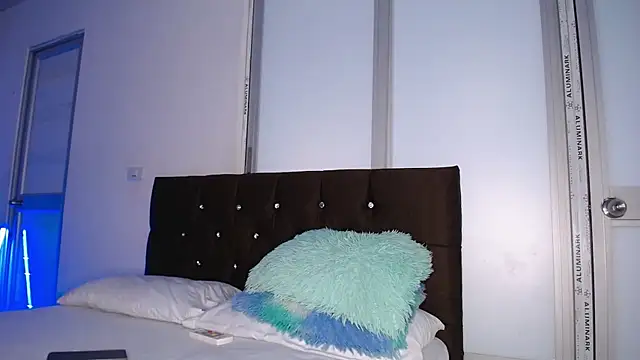 Sweet hot mia online show from April 2026 01:55:02 PM