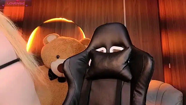 Kitty fox b online show from February 2026 01:37:02 PM