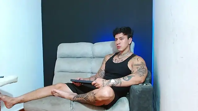 JUSTIN FULLER1 online show from June 2026 11:33:02 PM