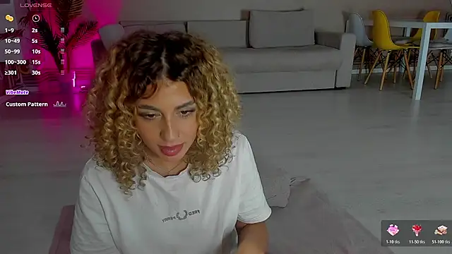 CurlyAnt0 online show from November 2025 11:46:01 PM