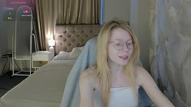 Snapshot of Esme_Runn chatting on July 2026 03:13:01 AM Esme Runn online show from July 2026 03:13:01 AM