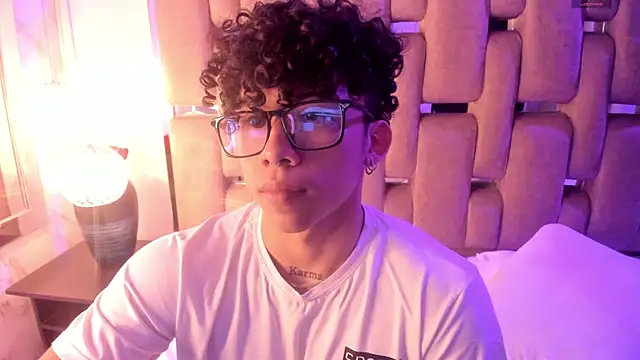 AkazaBoy  online show from November 2025 08:38:02 PM