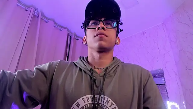 AkazaBoy  online show from April 2026 05:45:01 AM