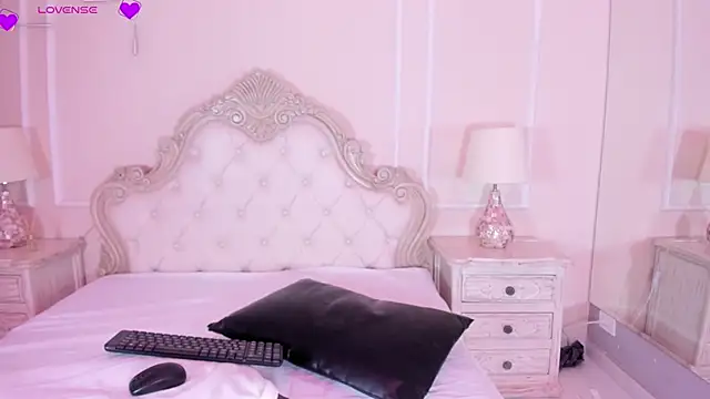 Snapshot of SamanthaPierce chatting on October 2025 12:28:02 PM SamanthaPierce online show from October 2025 12:28:02 PM