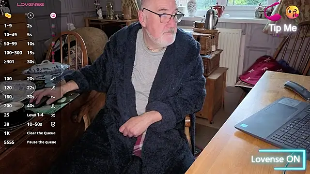 Adamdaddybear online show from October 2025 07:43:02 AM