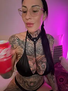 Snapshot of MeganWitch chatting on May 2026 09:31:01 PM MeganWitch online show from May 2026 09:31:01 PM