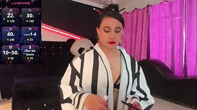 Coral Gibson online show from November 2025 01:23:01 PM