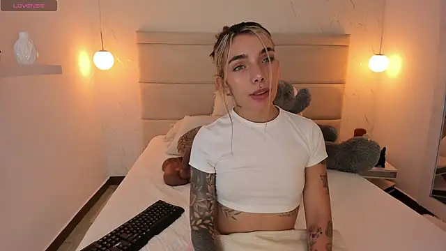 Mollymoon1 online show from November 2025 07:49:02 PM