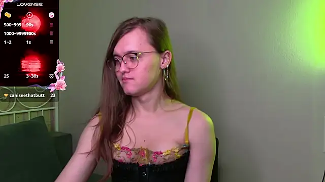 YukoFanee online show from November 2025 03:47:01 PM