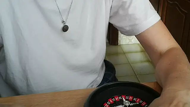 Snapshot of VeneRed chatting on October 2025 09:00:01 AM VeneRed online show from October 2025 09:00:01 AM