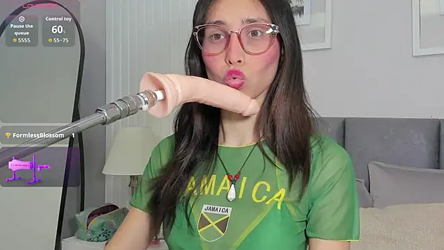 Snapshot of doll_bella_ chatting on May 2026 08:18:01 PM doll bella online show from May 2026 08:18:01 PM