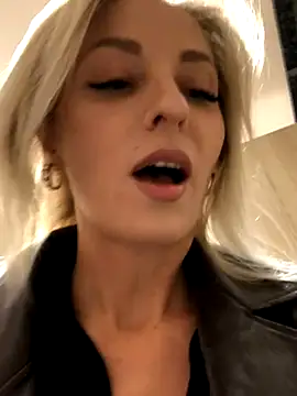 Diamond Bunny  online show from October 2025 02:04:01 PM