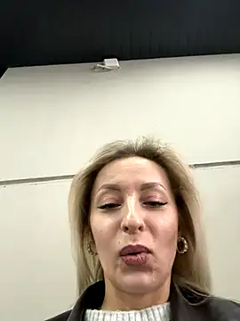 Diamond Bunny  online show from November 2025 12:42:01 PM