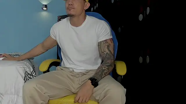 Alex motta online show from November 2025 03:49:02 AM