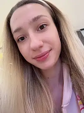 Lia  Love online show from December 2025 01:07:01 PM