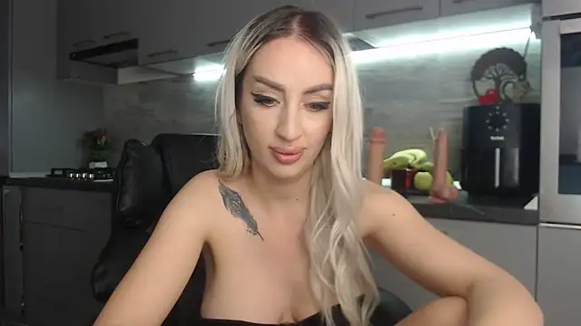 Snapshot of queenzoora chatting on May 2026 10:06:01 PM queenzoora online show from May 2026 10:06:01 PM