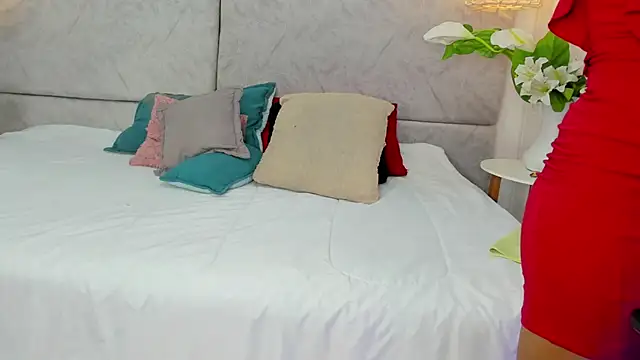 naomiii   online show from December 2025 11:37:01 AM