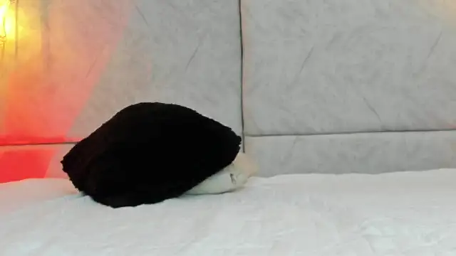 naomiii   online show from April 2026 11:33:01 AM