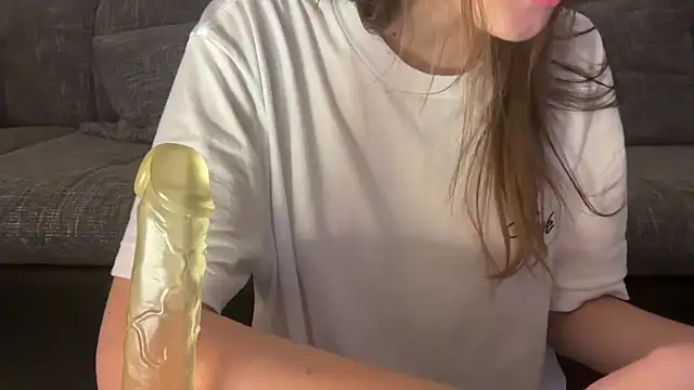 Snapshot of EmilyWi_ chatting on December 2024 01:43:01 AM EmilyWi online show from December 2024 01:43:01 AM