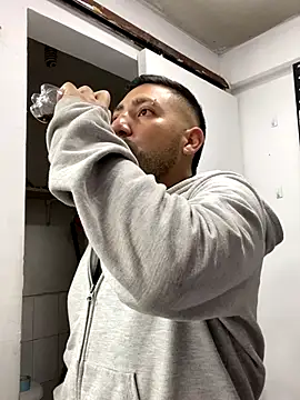 JuanZapata33 online show from October 2025 10:12:02 PM