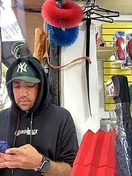 JuanZapata33 online show from November 2025 09:36:01 PM