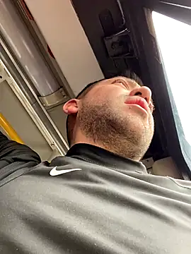 JuanZapata33 online show from November 2025 05:22:01 PM