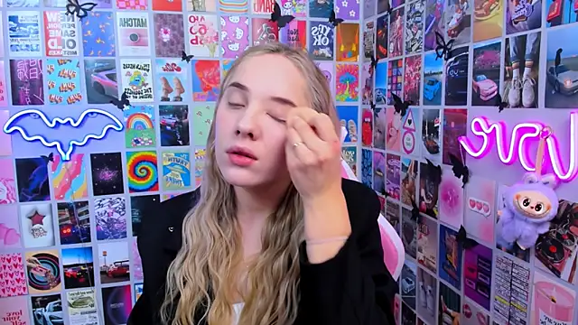 MiaMilas online show from December 2025 03:07:01 PM