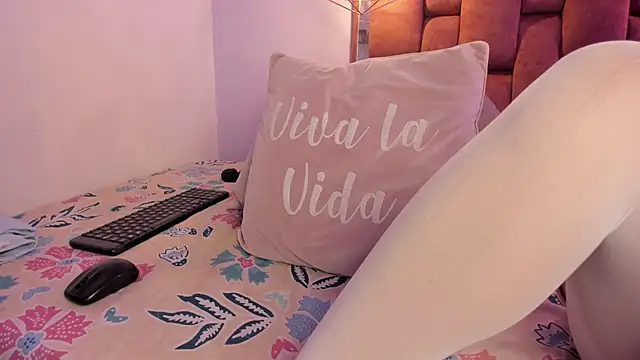 kristakinnky online show from October 2025 01:54:02 PM