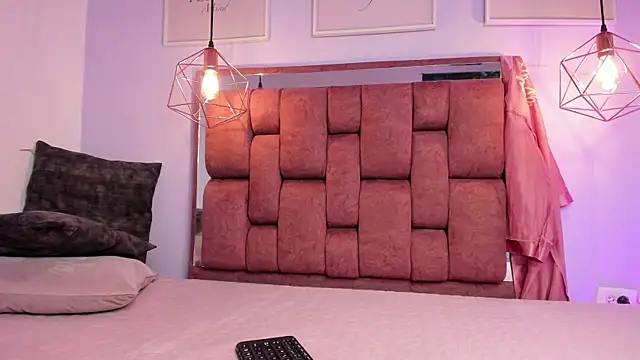 kristakinnky online show from April 2026 12:19:02 PM