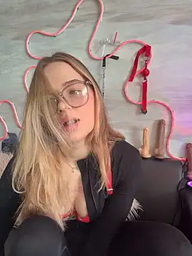 Snapshot of Queen_Lynn chatting on June 2026 02:35:02 AM Queen Lynn online show from June 2026 02:35:02 AM