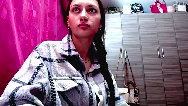 holy juli online show from February 2026 03:58:02 AM