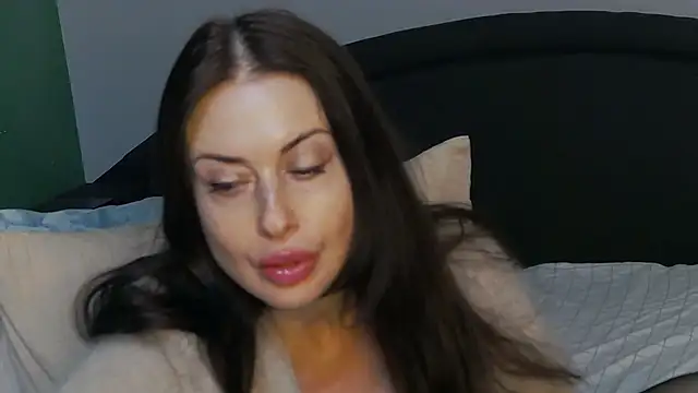 Snapshot of Mia_Lovi chatting on February 2025 09:58:02 PM Mia Lovi online show from February 2025 09:58:02 PM
