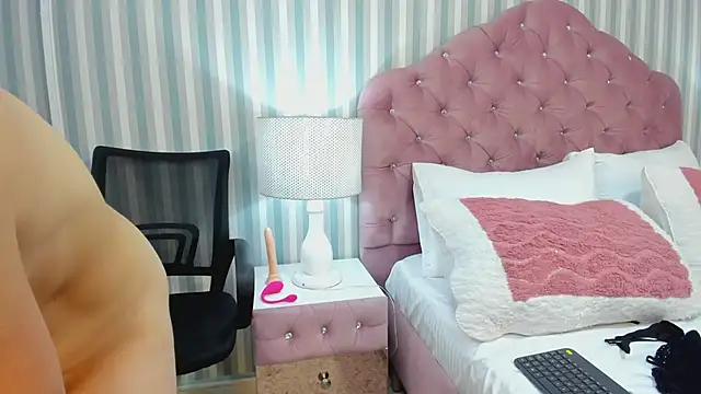 Snapshot of HazelMoret chatting on February 2025 02:57:01 PM HazelMoret online show from February 2025 02:57:01 PM