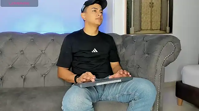 Snapshot of Lucii_fer_ chatting on February 2025 11:44:02 AM Lucii fer online show from February 2025 11:44:02 AM