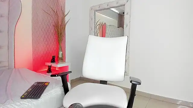 Lucii fer  online show from April 2026 12:21:01 PM