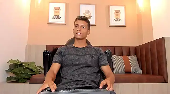 Snapshot of wolf_james123 chatting on February 2025 02:23:01 PM wolf james123 online show from February 2025 02:23:01 PM