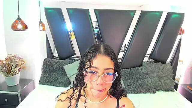 Snapshot of antonelllepiercee chatting on November 2025 11:32:02 AM antonelllepiercee online show from November 2025 11:32:02 AM