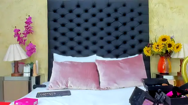 NahomiWhitel online show from October 2025 03:21:02 PM