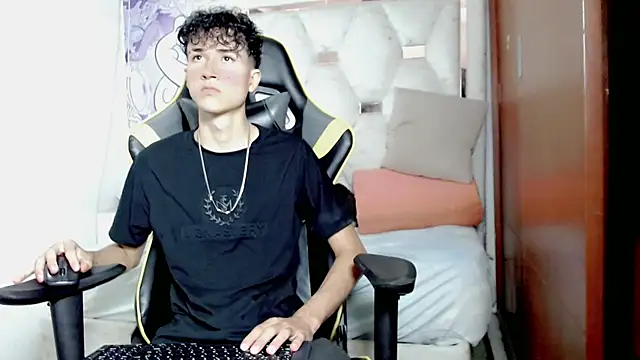 johnny cagee online show from December 2025 03:33:01 AM