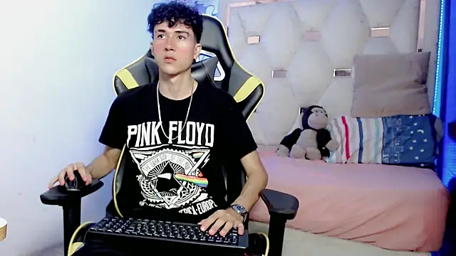 johnny cagee online show from December 2025 04:41:02 AM