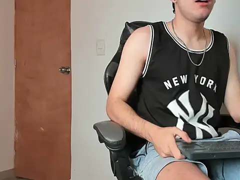 Snapshot of leo030809 chatting on February 2026 05:10:01 PM leo030809 online show from February 2026 05:10:01 PM