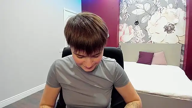 EmiliaYours online show from October 2025 01:54:01 PM