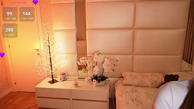 Lilly Colins online show from April 2026 07:59:01 PM