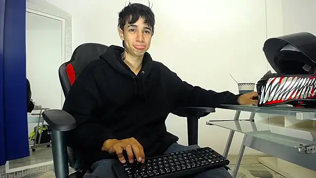 Snapshot of Zacktk7 chatting on December 2024 11:03:02 PM Zacktk7 online show from December 2024 11:03:02 PM