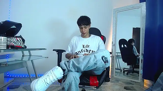 Snapshot of Zacktk7 chatting on December 2024 11:17:02 PM Zacktk7 online show from December 2024 11:17:02 PM