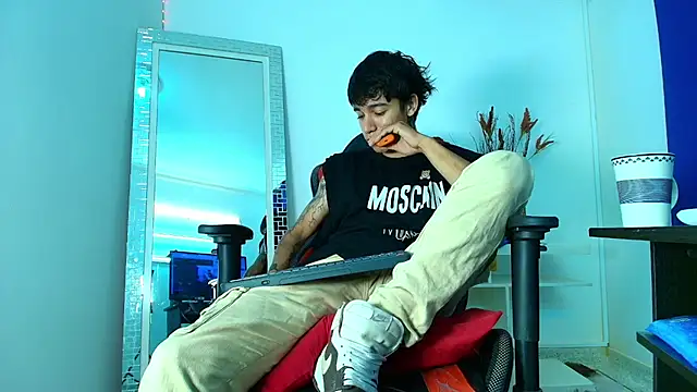 Snapshot of Zacktk7 chatting on February 2025 08:00:01 PM Zacktk7 online show from February 2025 08:00:01 PM