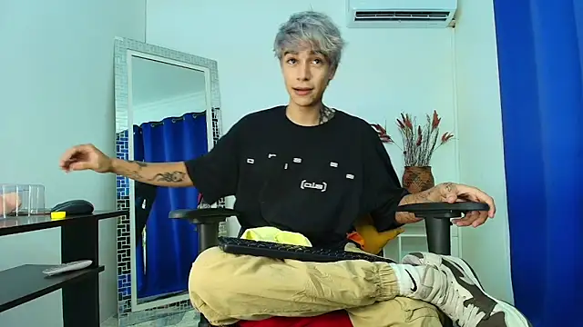 Snapshot of Zacktk7 chatting on February 2025 08:22:02 PM Zacktk7 online show from February 2025 08:22:02 PM