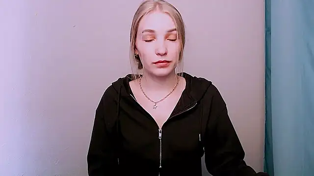 Snapshot of Queen_ofLove chatting on March 2026 01:29:02 PM Queen ofLove online show from March 2026 01:29:02 PM