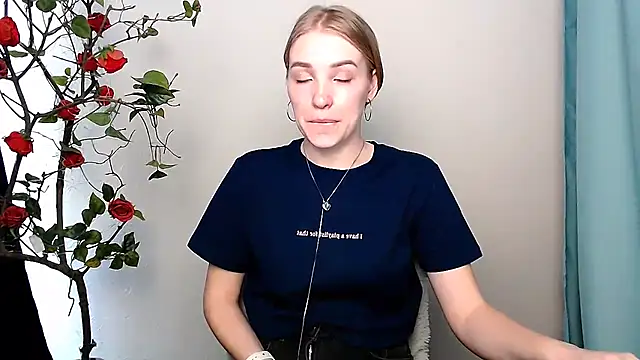 Snapshot of Queen_ofLove chatting on March 2026 11:46:02 AM Queen ofLove online show from March 2026 11:46:02 AM